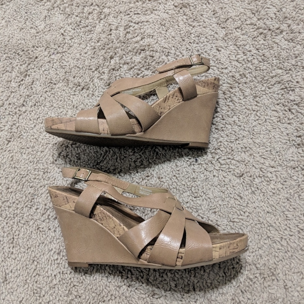 Aerosoles nude wedges